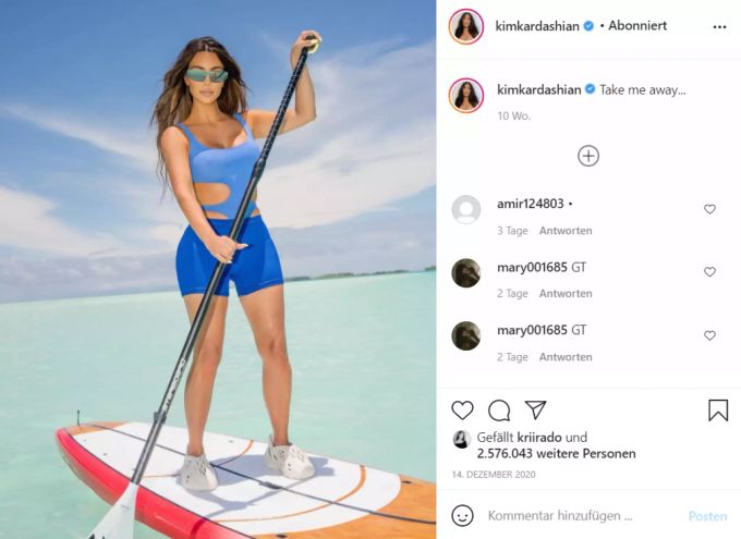 Kim trug Kanyes Turnschumarke Yeezy sogar auf dem Wasser. kim kardashain