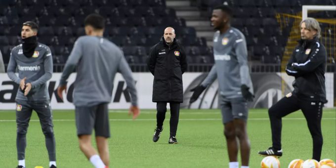 Leverkusen-Trainer Peter Bosz (m.) beim Hinspiel im Wankdorf in Bern. YB Peter Bosz