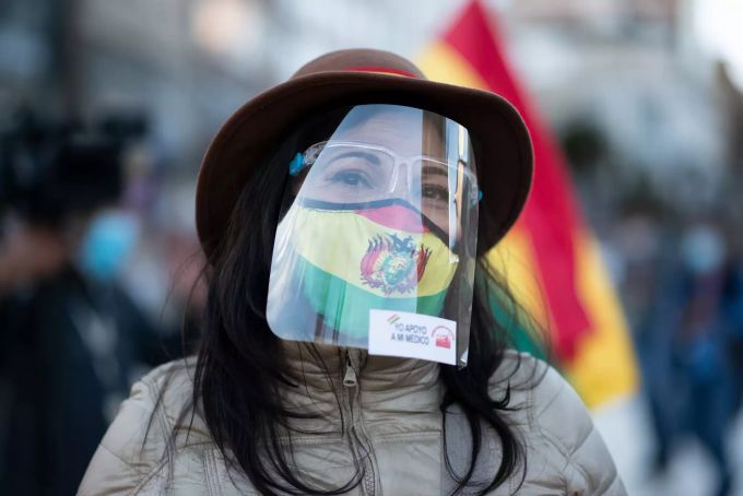 Eine Frau, die einen Gesichtsschutz mit einem Aufkleber mit dem Schriftzug «Ich unterstütze meinen Arzt» trägt. Protest in Bolivien