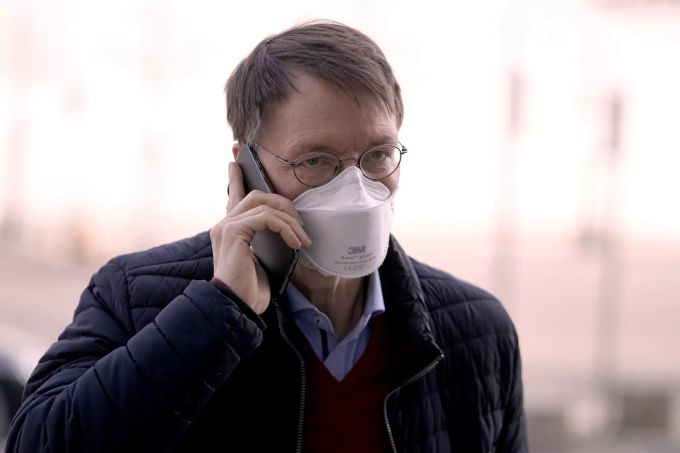 Karl Lauterbach, Gesundheitsexperte der SPD, telefoniert bei der Ankunft, vor der Regierungserklärung von der Bundeskanzlerin zur Corona-Pandemie und zum Europäischen Rat im Bundestag. Bundestag coronavirus