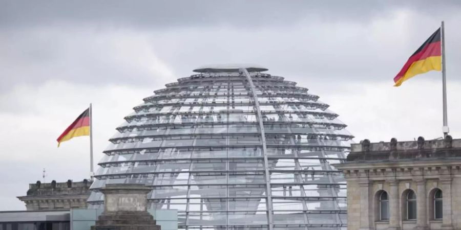 Das Reichstagsgebäude mit der transparenten Kuppel. Foto: Florian Schuh/dpa