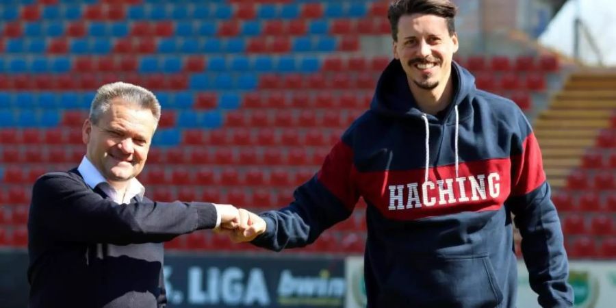 Herzlich Willkommen: Unterhaching-Präsident Manfred Schwabl (l) begrüsst Sandro Wagner. Foto: Florian Fussek/dpa