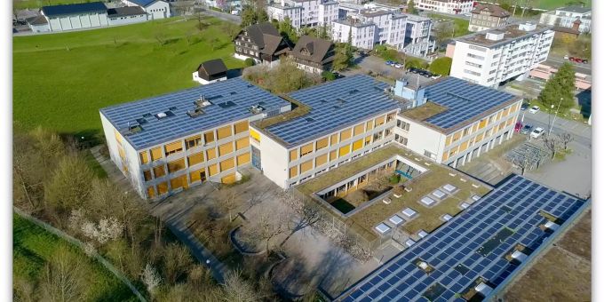 Luftaufnahme des Oberstufenschulhauses Wydenhof. Neben diesem Areal soll ein Campus entstehen. Gemeinde Ebikon