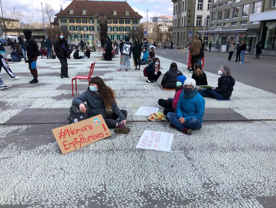 Die Demo wäre eigentlich auf 15 Personen beschränkt, mittlerweile sind rund 150 Personen vor Ort.