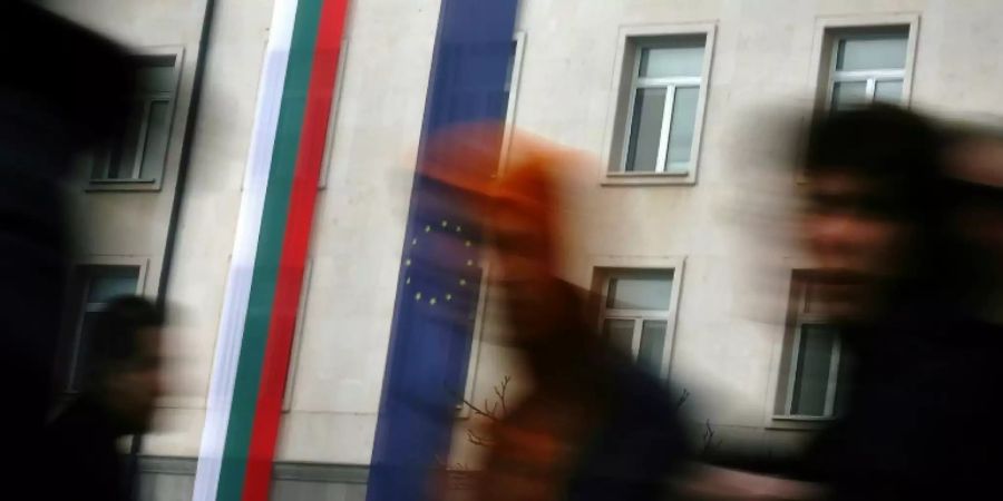 Flagge Bulgariens und der EU an einem Gebäude