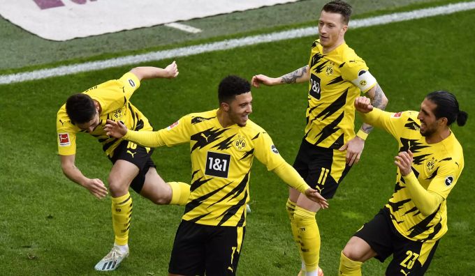 Die Spieler von Borussia Dortmund feiern ein Tor. Borussia Dortmund