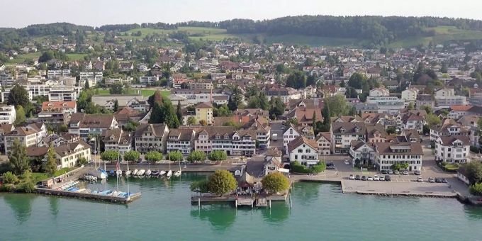 Die Zürcher Goldküsten-Gemeinde Stäfa ZH von oben. Stäfa ZH