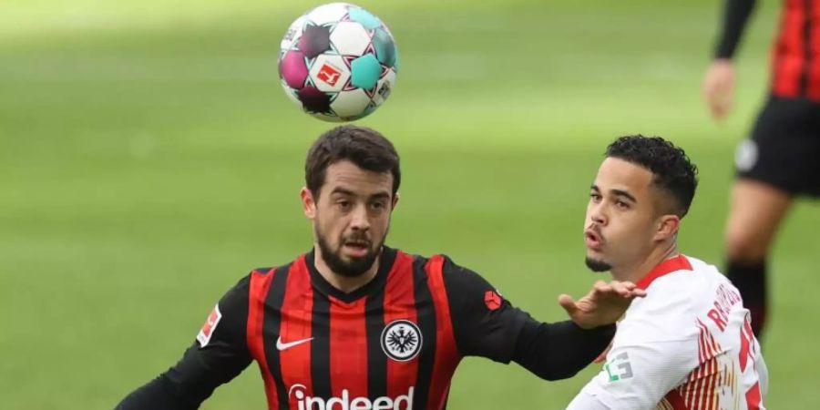 Amin Younes (l) hat nach seiner DFB-Nominierung mehr Vertrauen in dribbelstarke Spielertypen wie ihn selbst angemahnt. Foto: Jan Woitas/dpa-Zentralbild/dpa