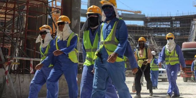 In Katar gilt seit dem 20. März ein Mindestlohn von rund 230 Euro im Montag, doch der sei zu gering, moniert Amnesty International. Foto: Str/EPA/dpa In Katar gilt seit dem 20. März ein Mindestlohn von rund 230 Euro im Montag, doch der sei zu gering, moniert Amnesty International. Foto: Str/EPA/dpa