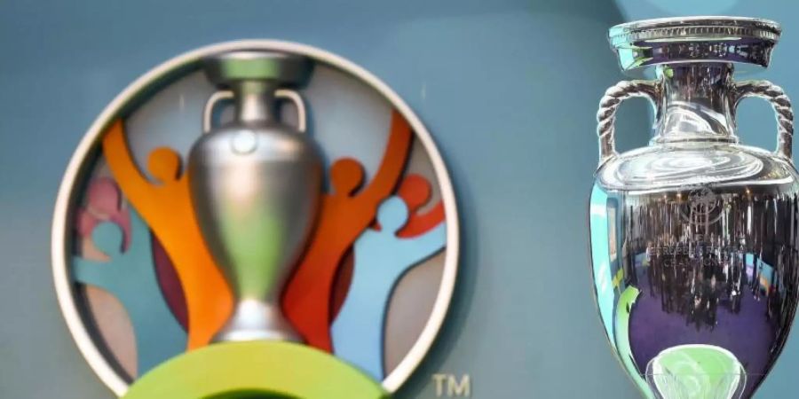 Trotz der Verschiebung stehen hinter der Fussball-EM weiter viele Fragezeichen. Foto: Facundo Arrizabalaga/EPA/dpa