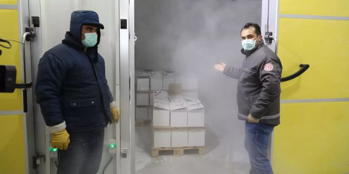 Ein Mitarbeiter des türkischen Gesundheitsamtes zeigt ein Gefrierfach mit dem Impfstoff von Pfizer/Biontech. Virus Outbreak Turkey