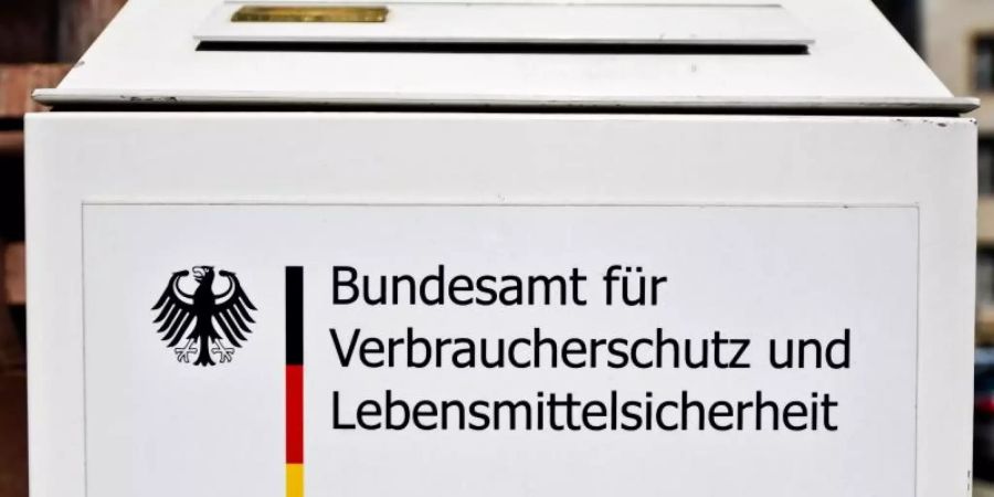 Das Bundesamt für Verbraucherschutz und Lebensmittelsicherheit warnt vor dem Verzehr einer Paprikasalami der Marke «Jeden Tag». Foto: Ole Spata/dpa