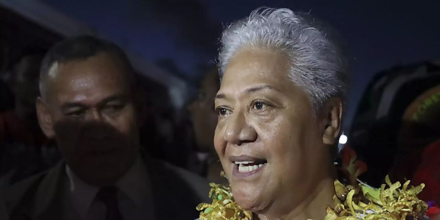 ARCHIV - Fiame Naomi Mata'afa, Samoas gewählte Premierministerin, spricht mit Reportern vor dem Parlamentsgebäude. (zu dpa «Zwei Premiers im Paradies: Südsee-Staat Samoa im politischen Chaos») Foto: Anetone Sagaga/Samoa Observer/AP/dpa