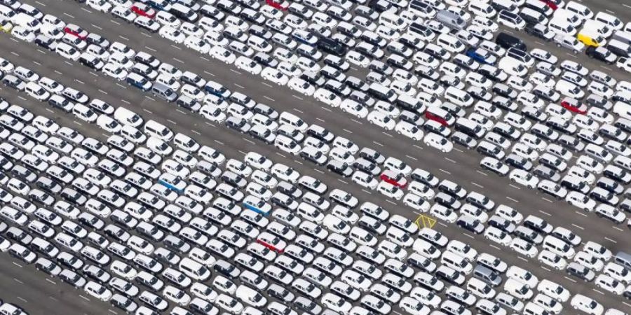Fertig produzierte Fahrzeuge vor dem Volkswagenwerk in Emden. Foto: Tobias Bruns/dpa