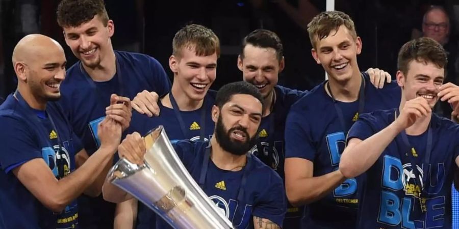 Holten 2020 neben der Meisterschaft auch den Pokal: Die Basketballer von Alba Berlin. Foto: Christof Stache/AFP-Pool/dpa