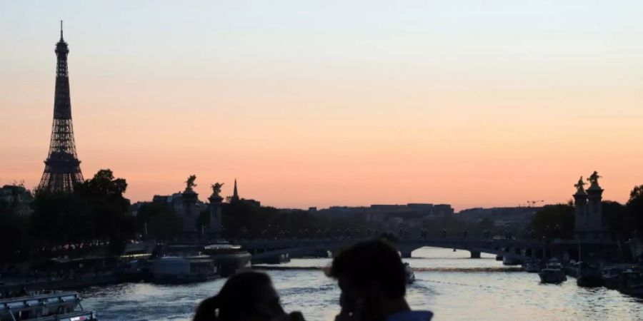 Vor dem Teil-Lockdown: Ein Paar in Paris