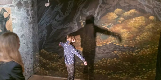 Transparentmalerei in der Sonderausstellung "Sagenhaft" im Ortsmuseum Zollikon. Zollikon