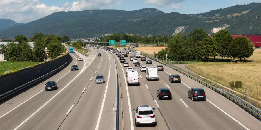 Autobahn A1 bei Härkingen mit Abzweigung zur A2 in Richtung Basel und Deutschland. Hauptverkehrsader der Schweiz. Beim Härkinger Kreuz laufen die A1 und A2 zusammen.