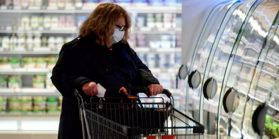 Kundin mit Maske im Supermarkt