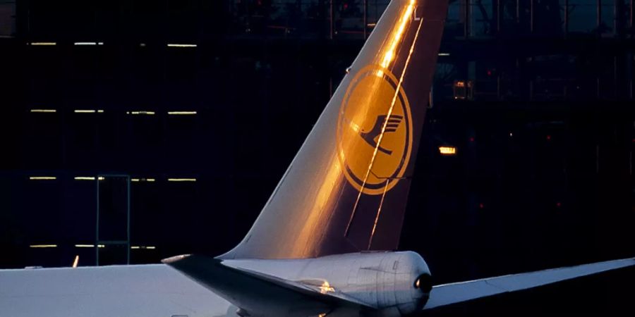 Die Corona-Krise brockt der Lufthansa einen weiteren Milliardenverlust ein. (Archiv)