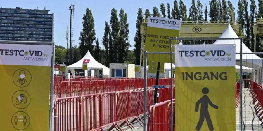 Corona-Testanlage an der Veranstaltungsstätte «Spoor Oost»: Insbesondere im Stadtzentrum von Antwerpen hat die Zahl der Corona-Infizierten wie in ganz Belgien zugenommen. Foto: Eric Lalmand/BELGA/dpa