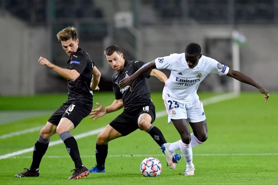 Ferland Mendy (r.) ist bei Real Madrid als Aussenverteidiger gesetzt.