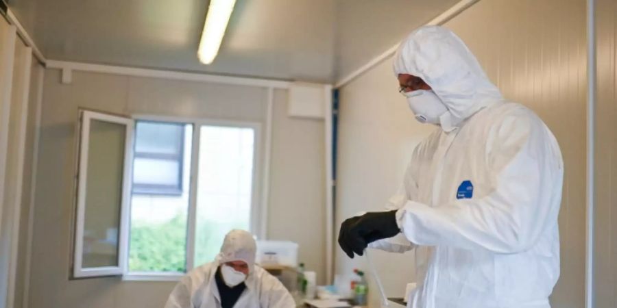 Vorbereitung eines Corona-Tests in Dortmund