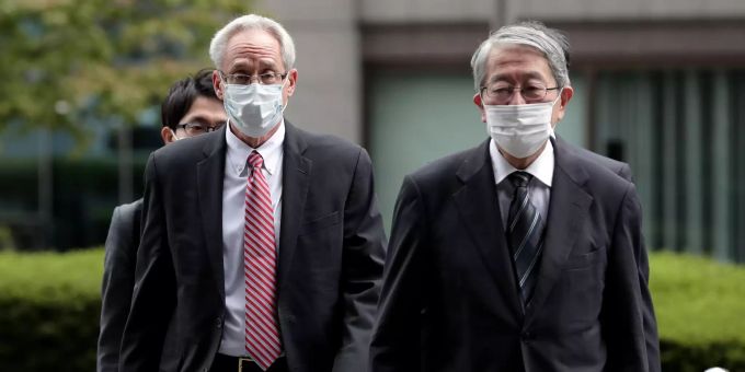 Der ehemalige Geschäftsführer von Nissan Motor Co., Greg Kelly (l), trifft mit seinen Anwälten zur ersten Gerichtsverhandlung vor dem Bezirksgericht in Tokio ein. Ghosn-Skandal - Frühere rechte Hand vor Gericht