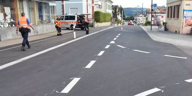 Velofahrer stürzt und verletzt sich