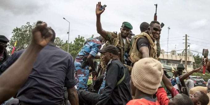 Menschen jubeln als Sicherheitskräfte durch die Strassen der Hauptstadt fahren. Nach dem erzwungenen Rücktritt des Präsidenten Keita soll der westafrikanische Krisenstaat Mali nach dem Willen der Putschisten von einem Übergangskomitee regiert werden. Foto: Unruhen in Mali
