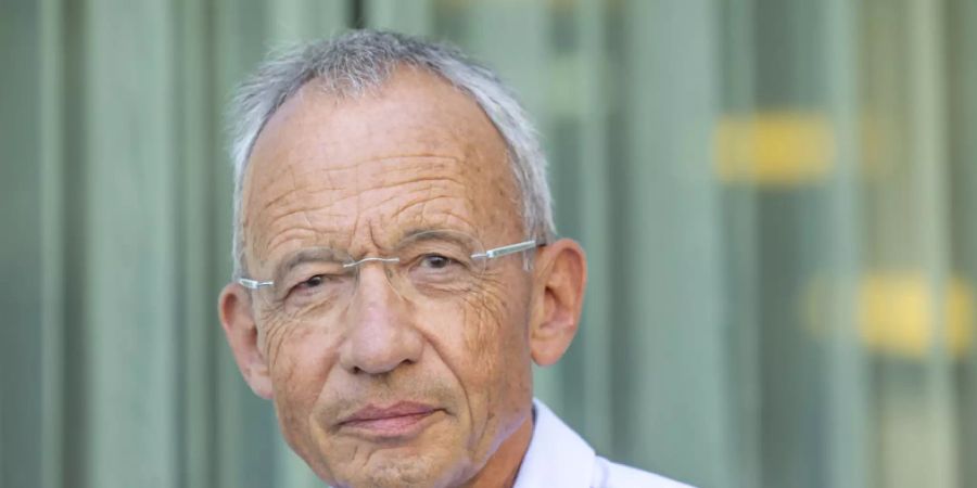 Der Westschweizer Autor Daniel de Roulet hat auch in der Deutschschweiz sein Lesepublikum gefunden. Doch diesseits und jenseits der Saane wird er unterschiedlich wahrgenommen.