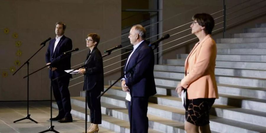 Markus Söder (l-r), Vorsitzender der CSU und Ministerpräsident von Bayern, Annegret Kramp-Karrenbauer, Bundesvorsitzende der CDU, Walter-Borjans, Bundesvorsitzender der SPD, und Saskia Esken, Bundesvorsitzende der SPD, sprechen mit Journalisten. Foto: Markus Schreiber/Pool AP/dpa