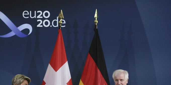 Bundesrätin Keller-Sutter und der deutsche Innenminister Seehofer sprachen sich vor den Medien in Berlin mit Horst und Karin an. karin keller-sutter