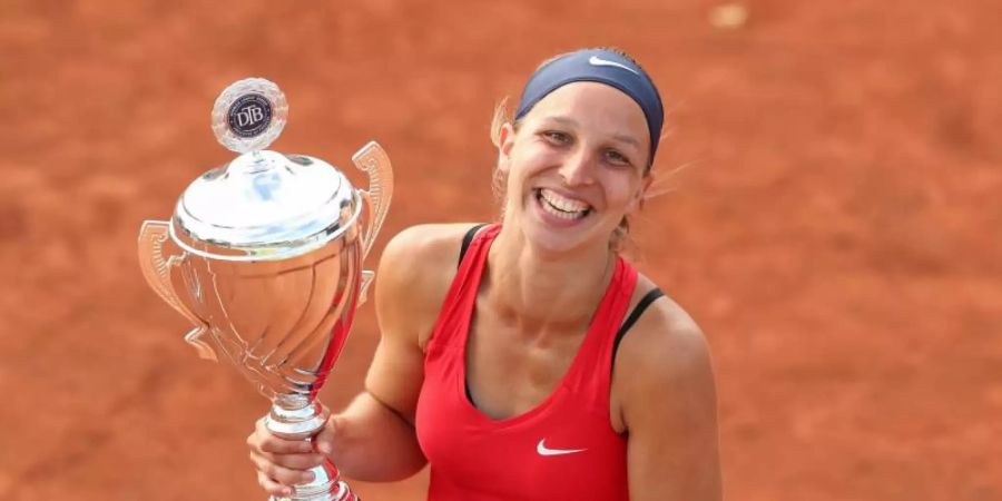 Tamara Korpatsch posiert nach der Siegerehrung mit dem Pokal. Foto: Friso Gentsch/dpa
