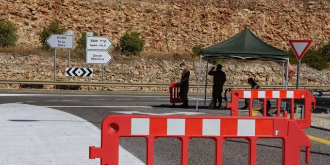 Zwei israelische Soldaten stehen an einem Kontrollpunkt nahe der Grenze zum Libanon. Foto: Ayal Margolin/JINI/XinHua/dpa Zwei israelische Soldaten stehen an einem Kontrollpunkt nahe der Grenze zum Libanon. Foto: Ayal Margolin/JINI/XinHua/dpa