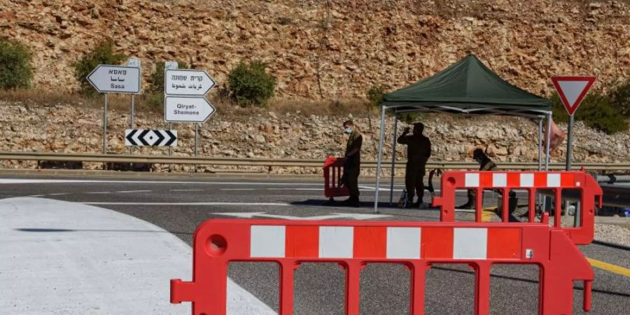 Zwei israelische Soldaten stehen an einem Kontrollpunkt nahe der Grenze zum Libanon. Foto: Ayal Margolin/JINI/XinHua/dpa