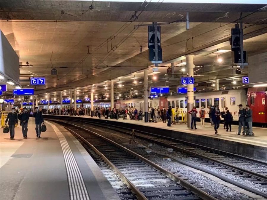 Pendler warten am Bahnhof Bern auf ihre Zugverbindungen.