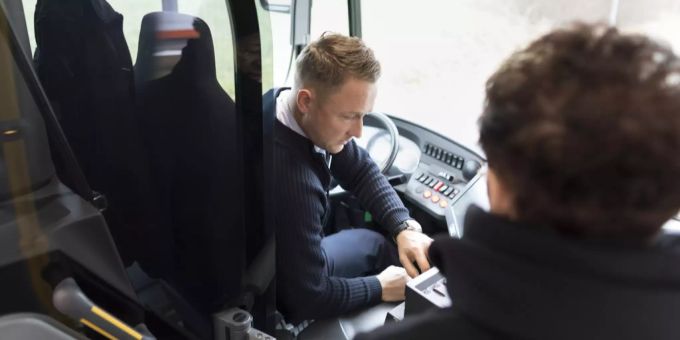Seit dem 1. Oktober können in den VBG-Bussen – mit gewissen Vorsichtsmassnahmen – wieder Tickets beim Fahrpersonal gekauft werden. VBG