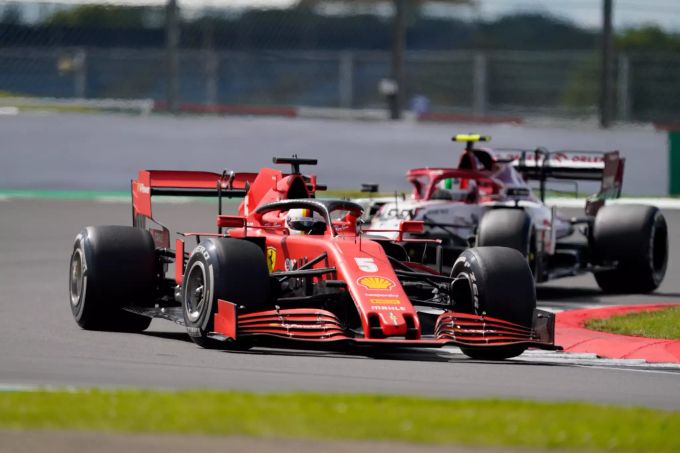 Sebastian Vettel (Ferrari) vor Antonio Giovinazzi (Alfa Romeo-Sauber) beim Grossen Preis von Grossbritannien. Sebastian Vettel Ferrari