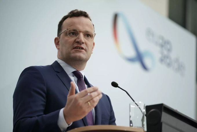 Jens Spahn (CDU), Bundesminister für Gesundheit, spricht bei einer Pressekonferenz zum aktuellen Infektionsgeschehen und zur nationalen Teststrategie in der Bekämpfung der Corona-Pandemie. Der Einsatz von sogenannten Containment-Scouts in den Gesundheitsämtern für die Nachverfolgung von Corona-Kontakten soll um weitere sechs Monate verlängert werden. 06.08.2020, Berlin Spahn zur Corona-Pandemie