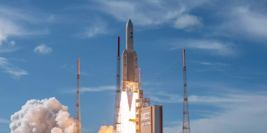 ARCHIV - Eine Rakete vom Typ Ariane 5 startet. Der neue Starttermin für die europäische Trägerrakete Ariane 5 steht fest. Foto: ---/ESA/ZUMA Wire/dpa - ACHTUNG: Nur zur redaktionellen Verwendung und nur mit vollständiger Nennung des vorstehenden Credits