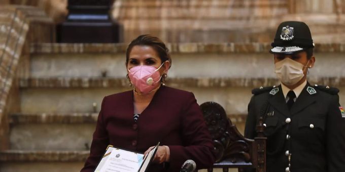 Jeanine Anez, Übergangspräsidentin von Bolivien, posiert mit dem Dokument, das das neue Gesetz enthält. Die bolivianische Übergangspräsidentin hat ein Gesetz verabschiedet, das die Wahl eines neuen Präsidenten und eines neuen Parlaments bis zum 18. Oktober festlegt. Foto: Juan Karita/AP/dpa Jeanine Anez, Übergangspräsidentin von Bolivien, posiert mit dem Dokument, das das neue Gesetz enthält. Die bolivianische Übergangspräsidentin hat ein Gesetz verabschiedet, das die Wahl eines neuen Präsidenten und eines neuen Parlaments bis zum 18. Oktober festlegt. Foto: Juan Karita/AP/dpa