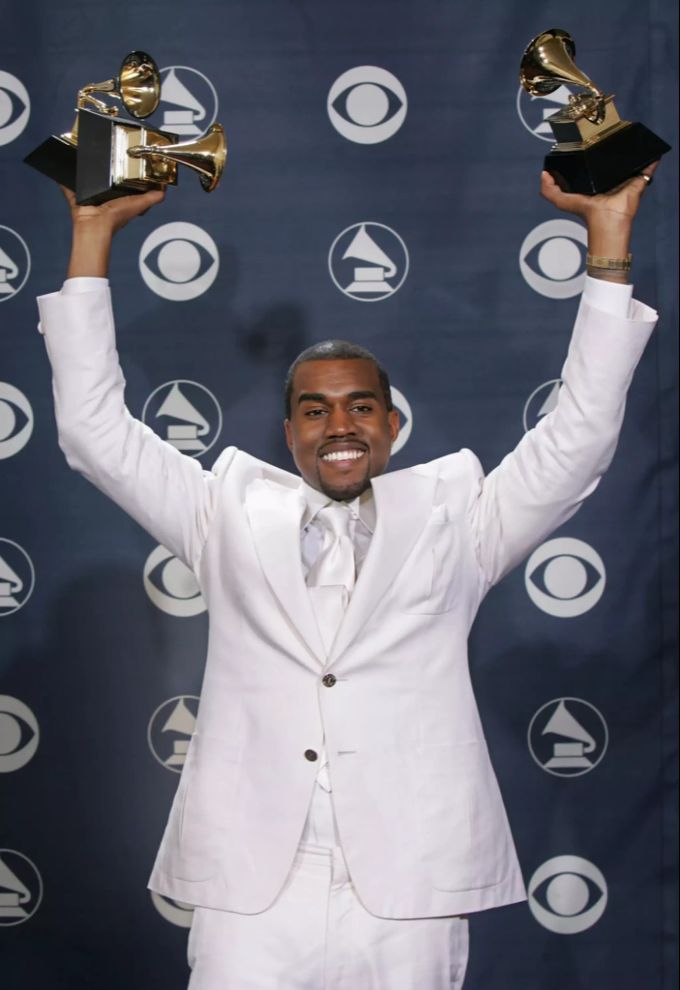 Hier war Kanye West noch stolz auf seine Grammys. kanye west grammy
