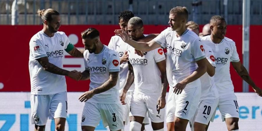 Sandhausens Elfmeter-Torschütze Daniel Keita Ruel (4.v.l.) jubelt mit Mannschaftskollegen über das Tor zum 2:1 gegen Darmstadt 98. Foto: Uwe Anspach/dpa
