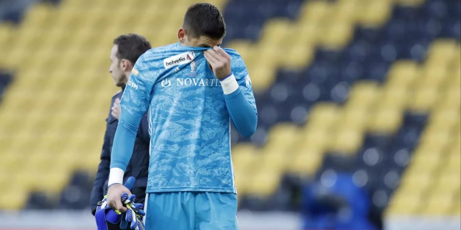 FCB-Goalie Djordje Nikolic greift beim Schuss von Spielmann ins Leere.