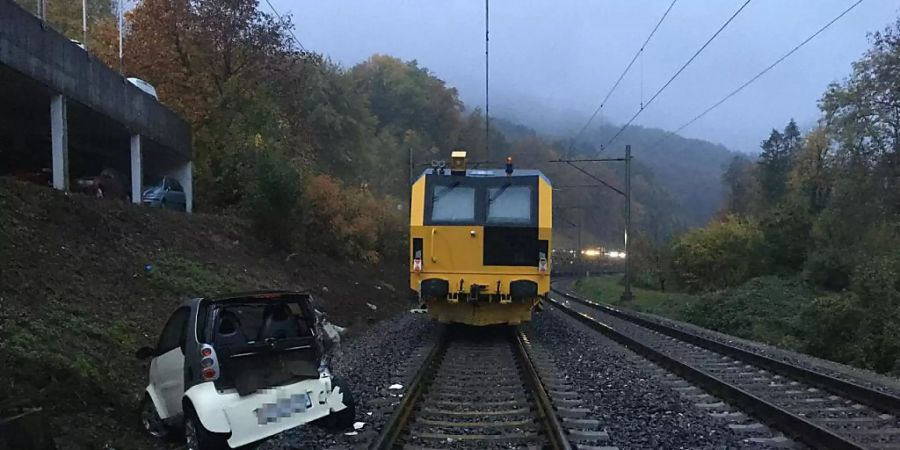 Dieser Kleinwagen rollte bei Baden AG auf das Bahngleis und kollidierte mit einem Güterzug.