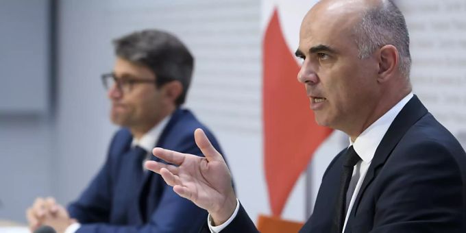 Gesundheitsminister Alain Berset (rechts) und GDK-Präsident Lukas Engelberger evaluieren in den nächsten Tagen schärfere Massnahmen im Kampf gegen das Coronavirus. (Archivbild) GDK Berset