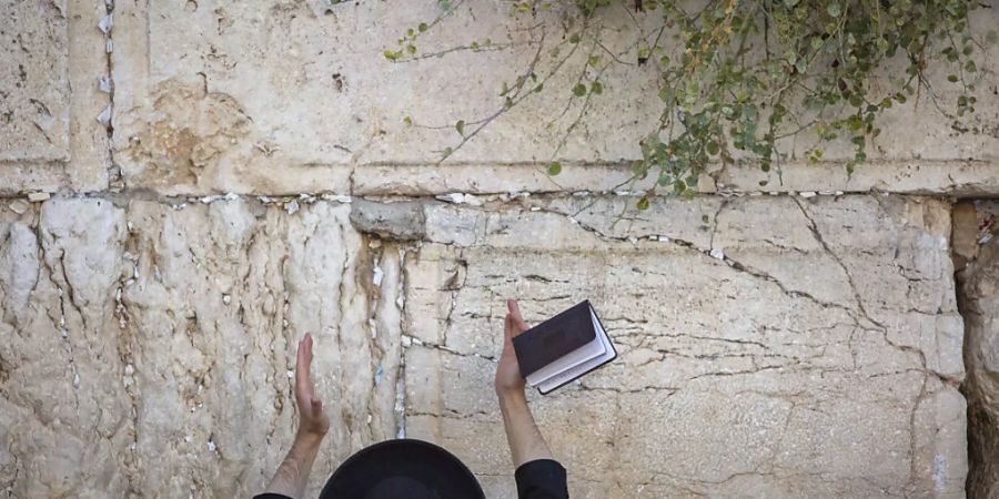 Ein ultra-orthodoxer jüdischer Mann betet vor dem jüdischen Vergebungstag Jom Kippur, an der Klagemauer. Aufgrund steigender Infektionszahlen gelten in Israel wieder verschärfte Corona-Lockdown-Massnahmen. Foto: Ariel Schalit/AP/dpa