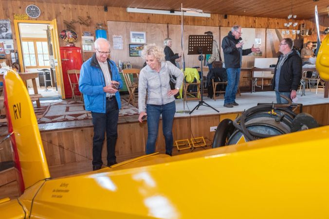 Vater und Tochter bestaunen die liebevoll restaurierte Bücker A-6.