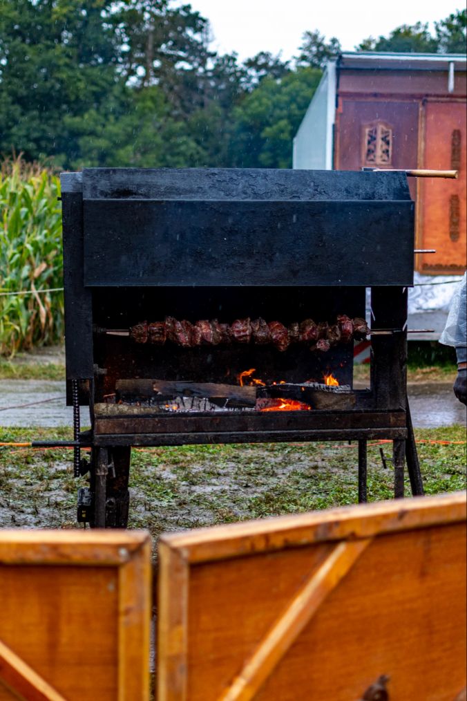 Fleisch über dem offenen Feuer.